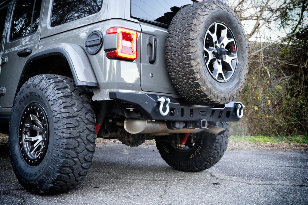 Paragolpes trasero Motobilt Crusher para Jeep Wrangler JL con soportes para luces y hueco para rueda de repuesto