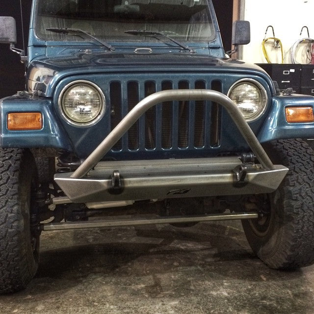 Defensa delantera de ancho medio Motobilt Jeep Wrangler YJ / TJ / LJ con stinger