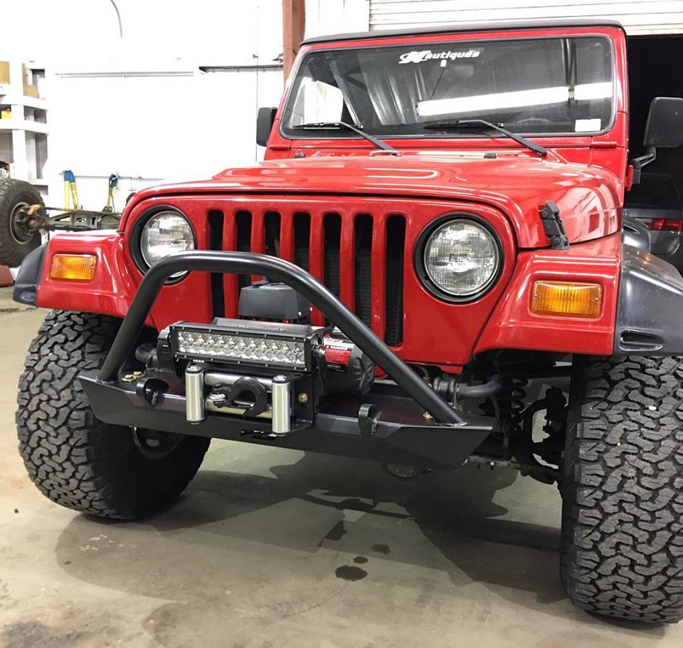 Defensa delantera de ancho medio Motobilt Jeep Wrangler YJ / TJ / LJ con stinger