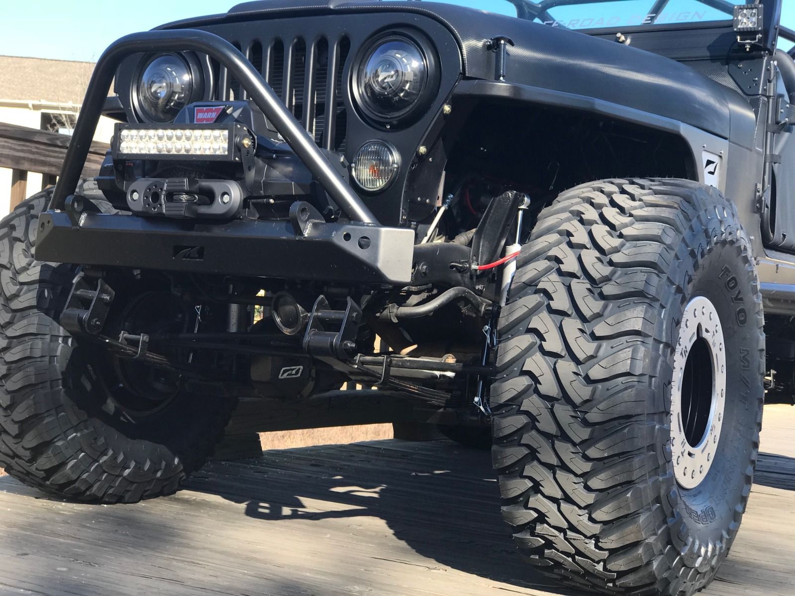 Parachoques delantero de ancho medio Motobilt Jeep CJ con Stinger