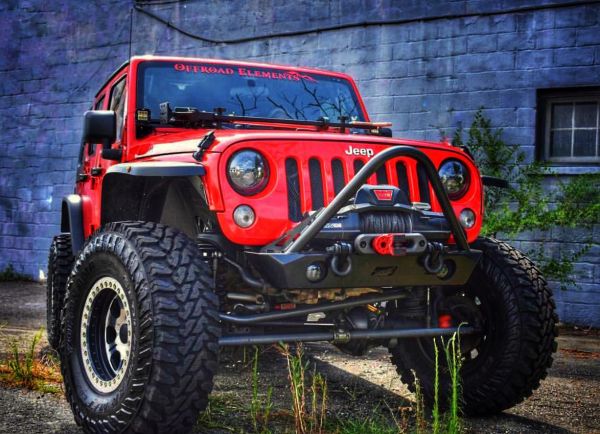 Parachoques delantero Motobilt Jeep Wrangler JK / JKU Hatchet Series con corte de chasis, Stinger y montajes para faros antiniebla