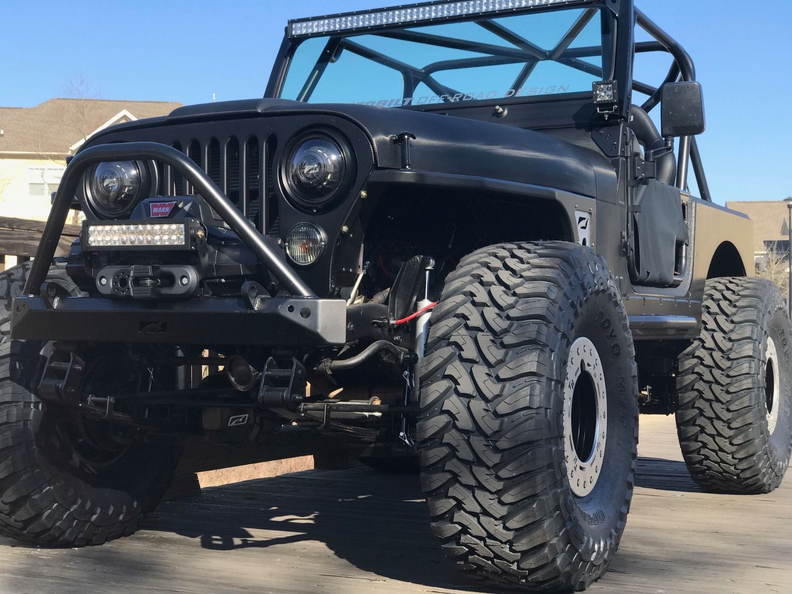 Parachoques delantero de ancho medio Motobilt Jeep CJ con Stinger