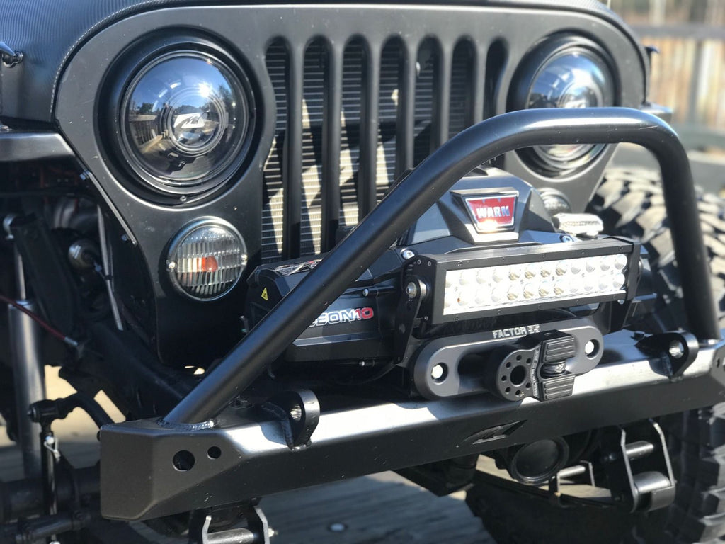 Parachoques delantero de ancho medio Motobilt Jeep CJ con Stinger