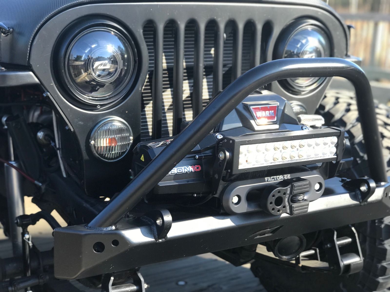 Parachoques delantero de ancho medio Motobilt Jeep CJ con Stinger