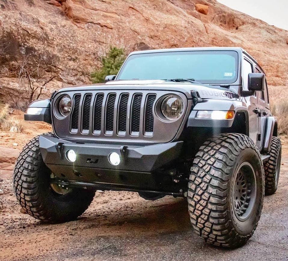 Parachoques delantero Motobilt Hammer para Jeep Wrangler JL / Gladiator JT con soportes para faros antiniebla y placa protectora