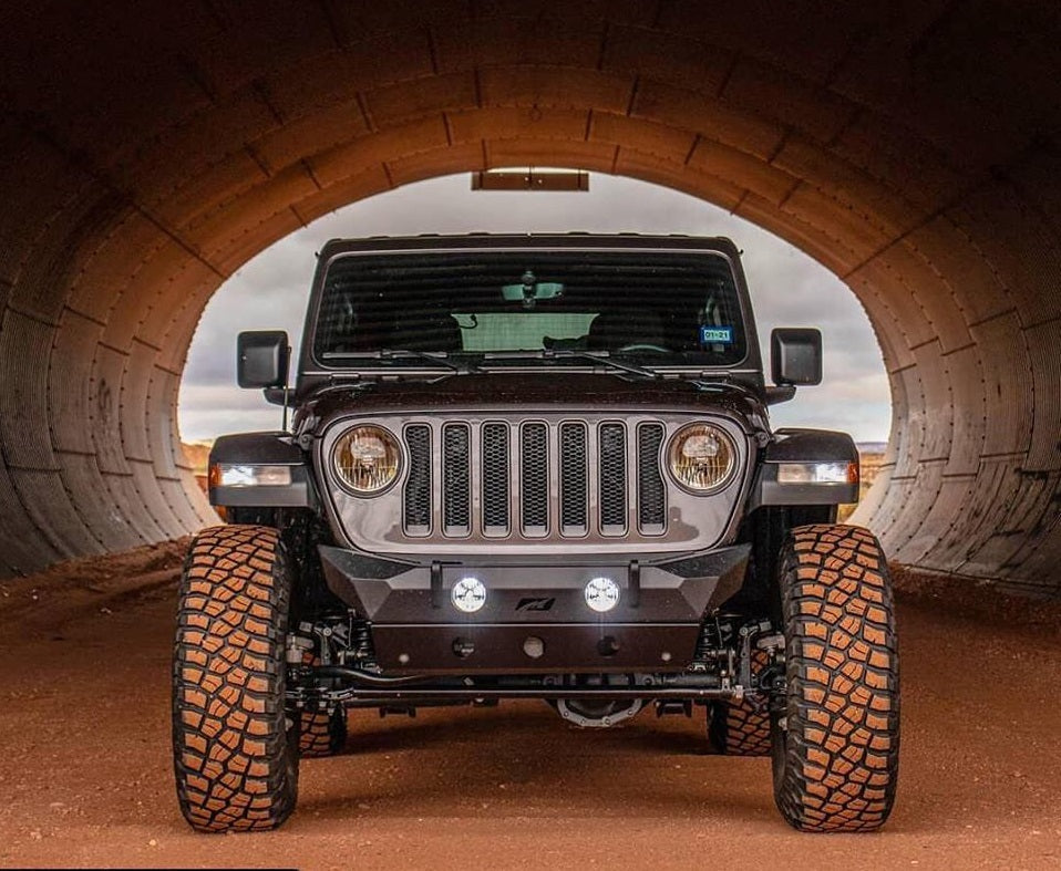 Parachoques delantero Motobilt Hammer para Jeep Wrangler JL / Gladiator JT con soportes para faros antiniebla y placa protectora
