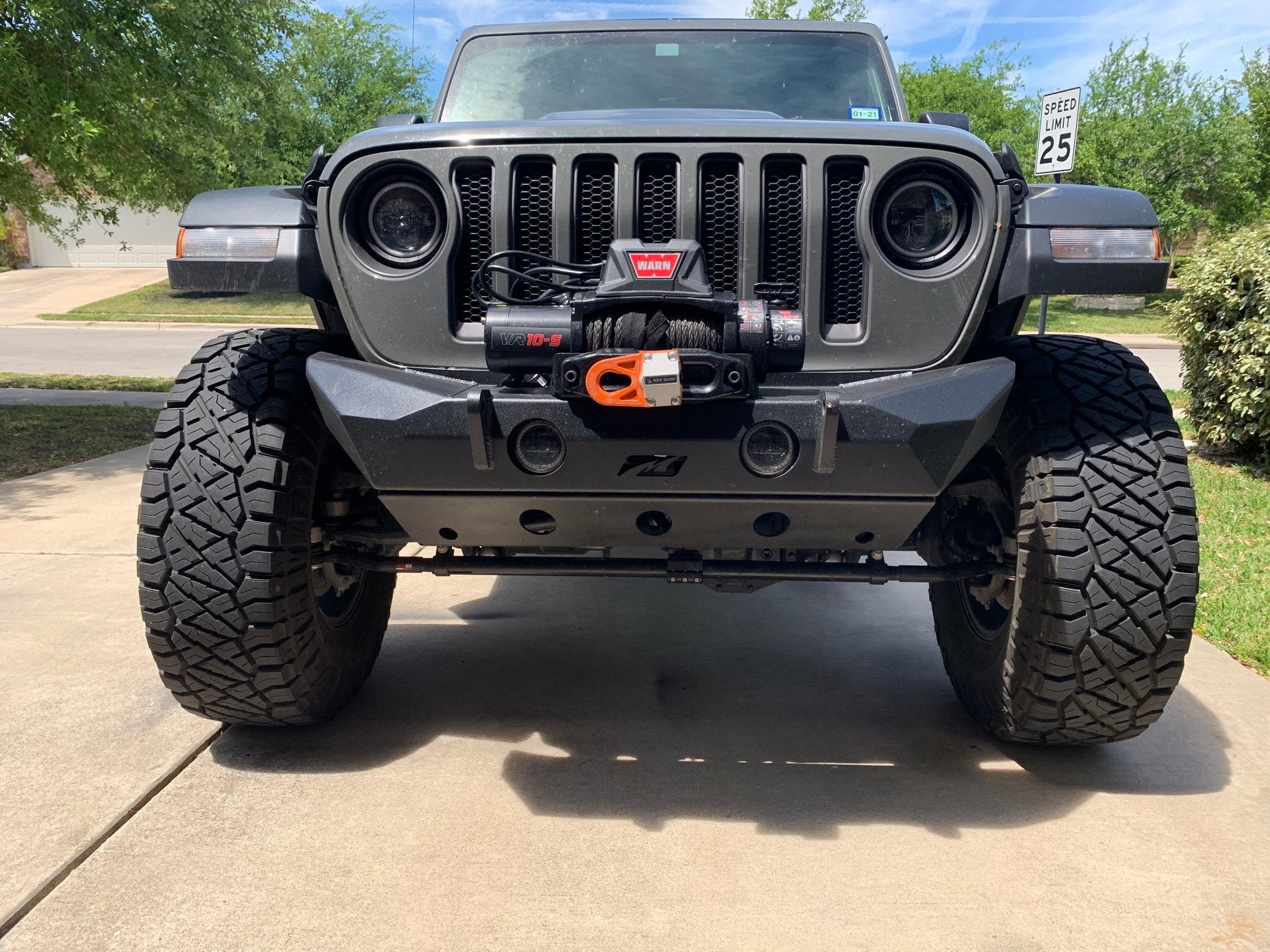 Parachoques delantero Motobilt Hammer para Jeep Wrangler JL / Gladiator JT con soportes para faros antiniebla y placa protectora