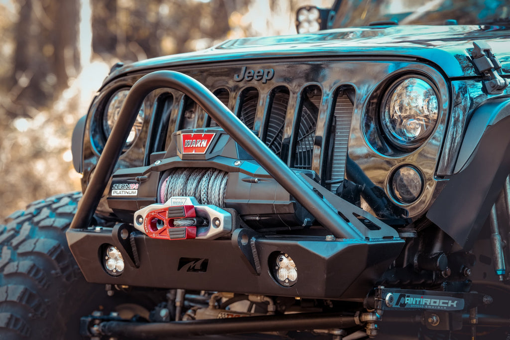 Parachoques delantero Motobilt Jeep Wrangler JK / JKU Hatchet Series con corte de chasis, Stinger y montajes para faros antiniebla