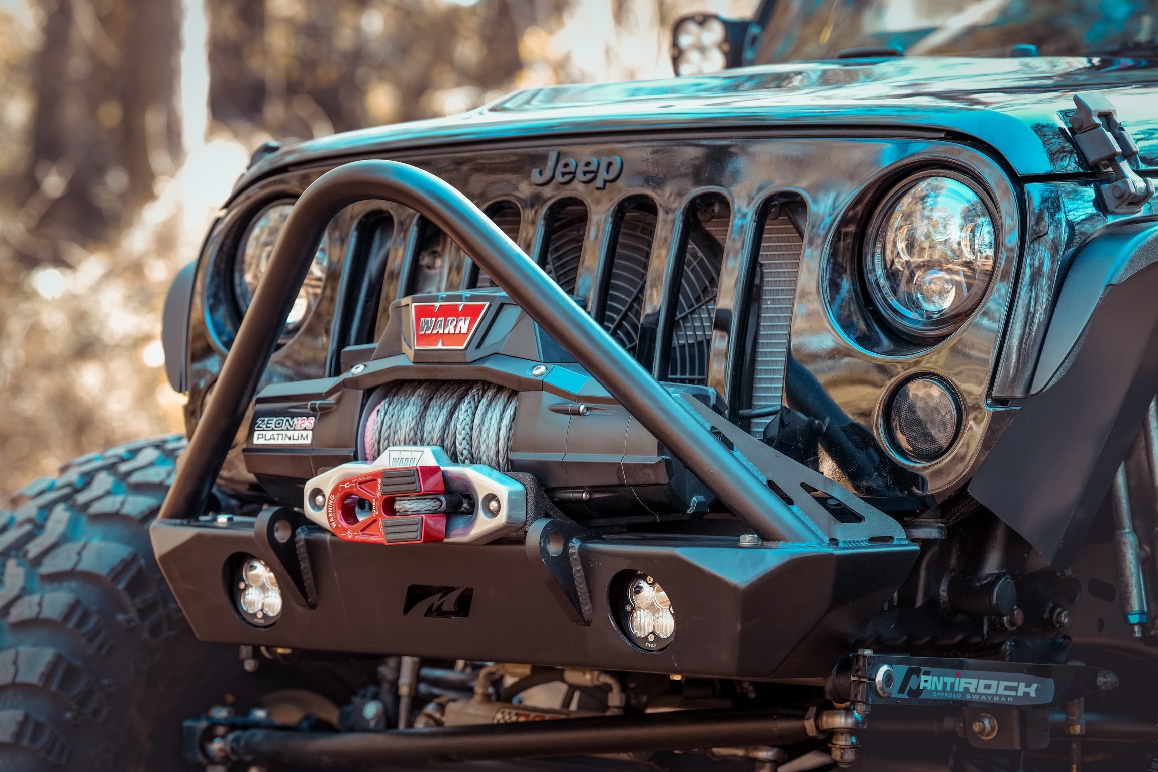 Parachoques delantero Motobilt Jeep Wrangler JK / JKU Hatchet Series con corte de chasis, Stinger y montajes para faros antiniebla