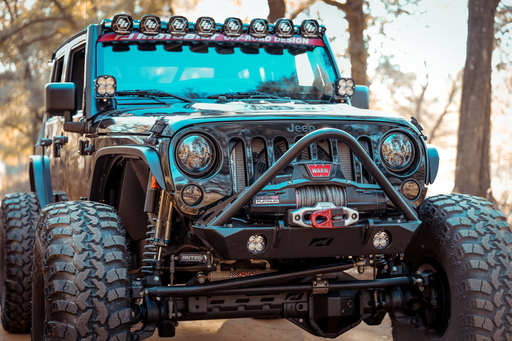 Parachoques delantero Motobilt Jeep Wrangler JK / JKU Hatchet Series con corte de chasis, Stinger y montajes para faros antiniebla