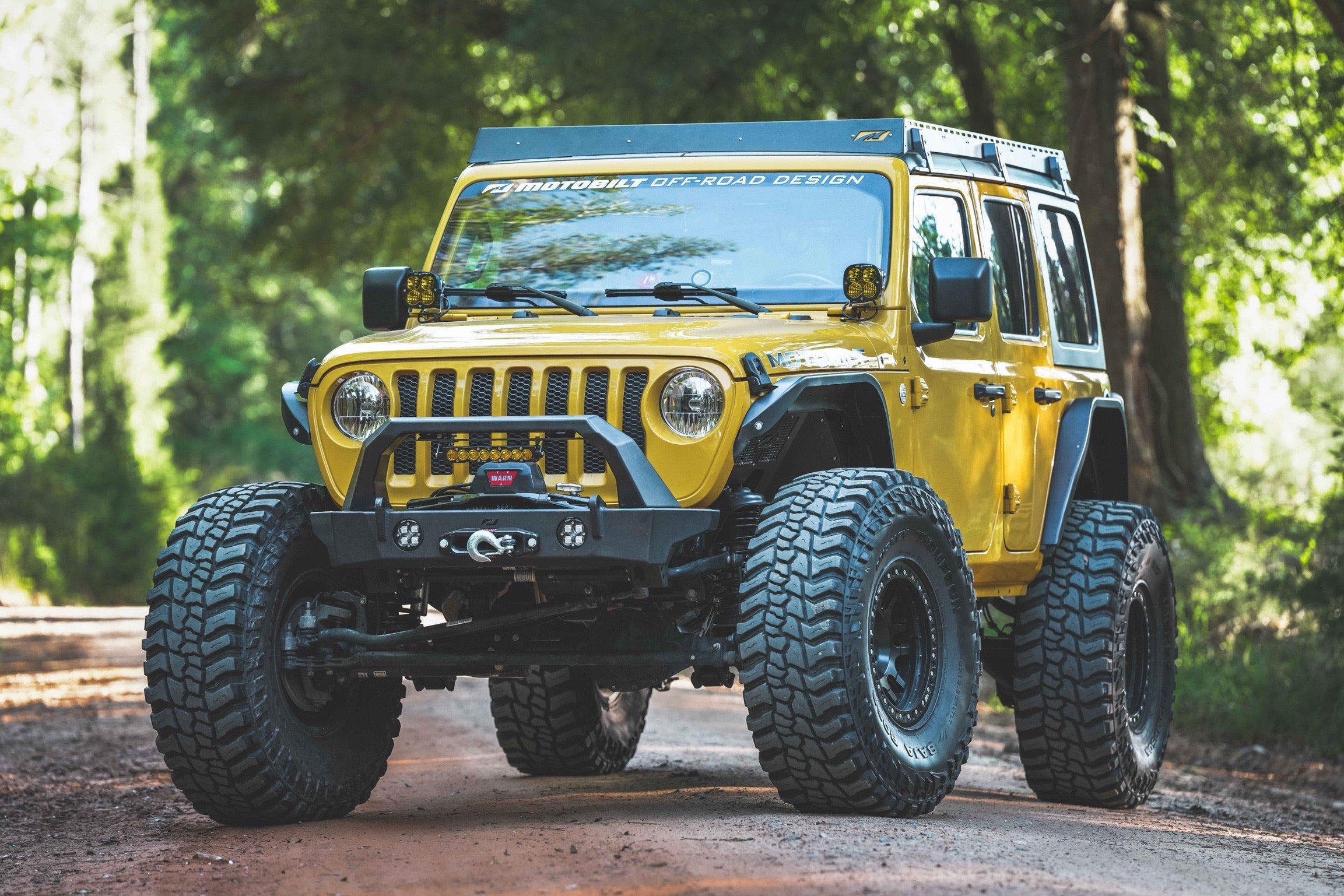 Parachoques delantero Motobilt Jeep Wrangler JL / Gladiator JT Crusher HD con barra protectora y placa protectora