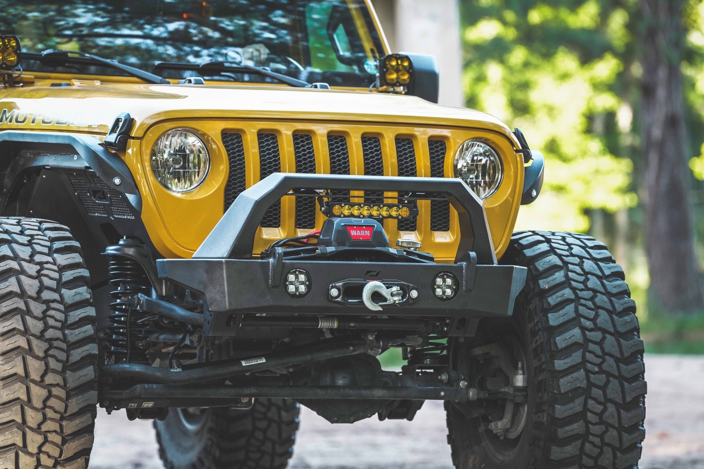 Parachoques delantero Motobilt Jeep Wrangler JL / Gladiator JT Crusher HD con barra protectora y placa protectora