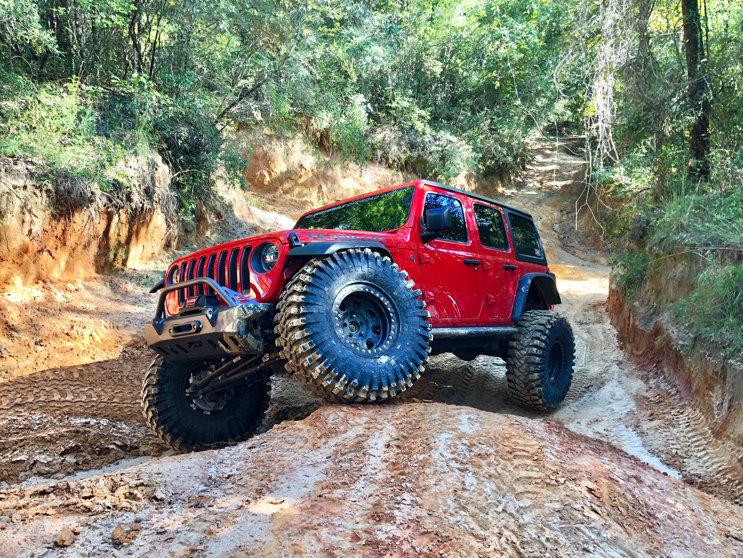 Defensa delantera Motobilt Jeep Wrangler JL / Gladiator JT Crusher con barra protectora