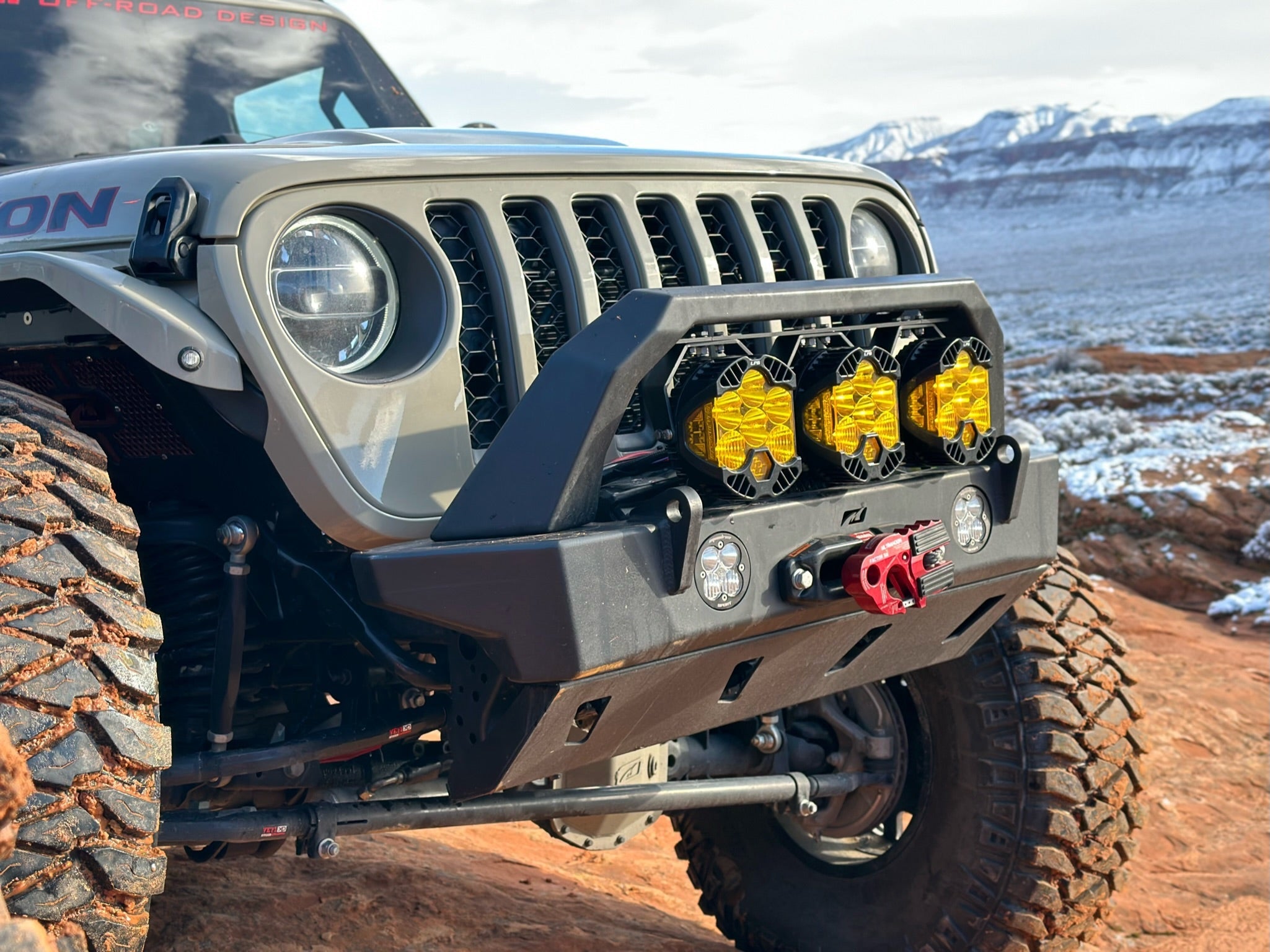 Parachoques delantero Motobilt Jeep Wrangler JL / Gladiator JT Crusher HD con barra protectora y placa protectora