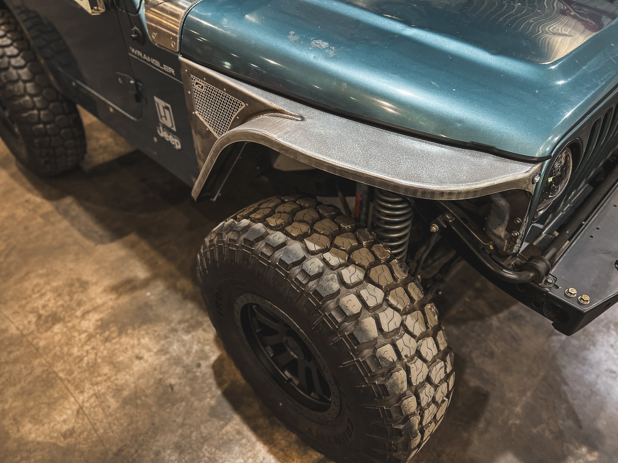 Guardabarros delanteros Hatchet High Line de 4" para Jeep TJ/LJ - Acero