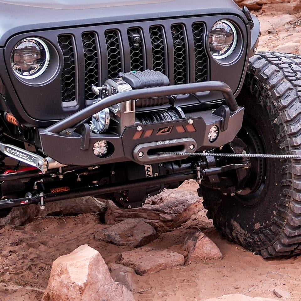 Parachoques cortado del chasis Motobilt Jeep Wrangler JK / JL / Gladiator JT Gladius con defensa de toro - compatible con WARN M8274