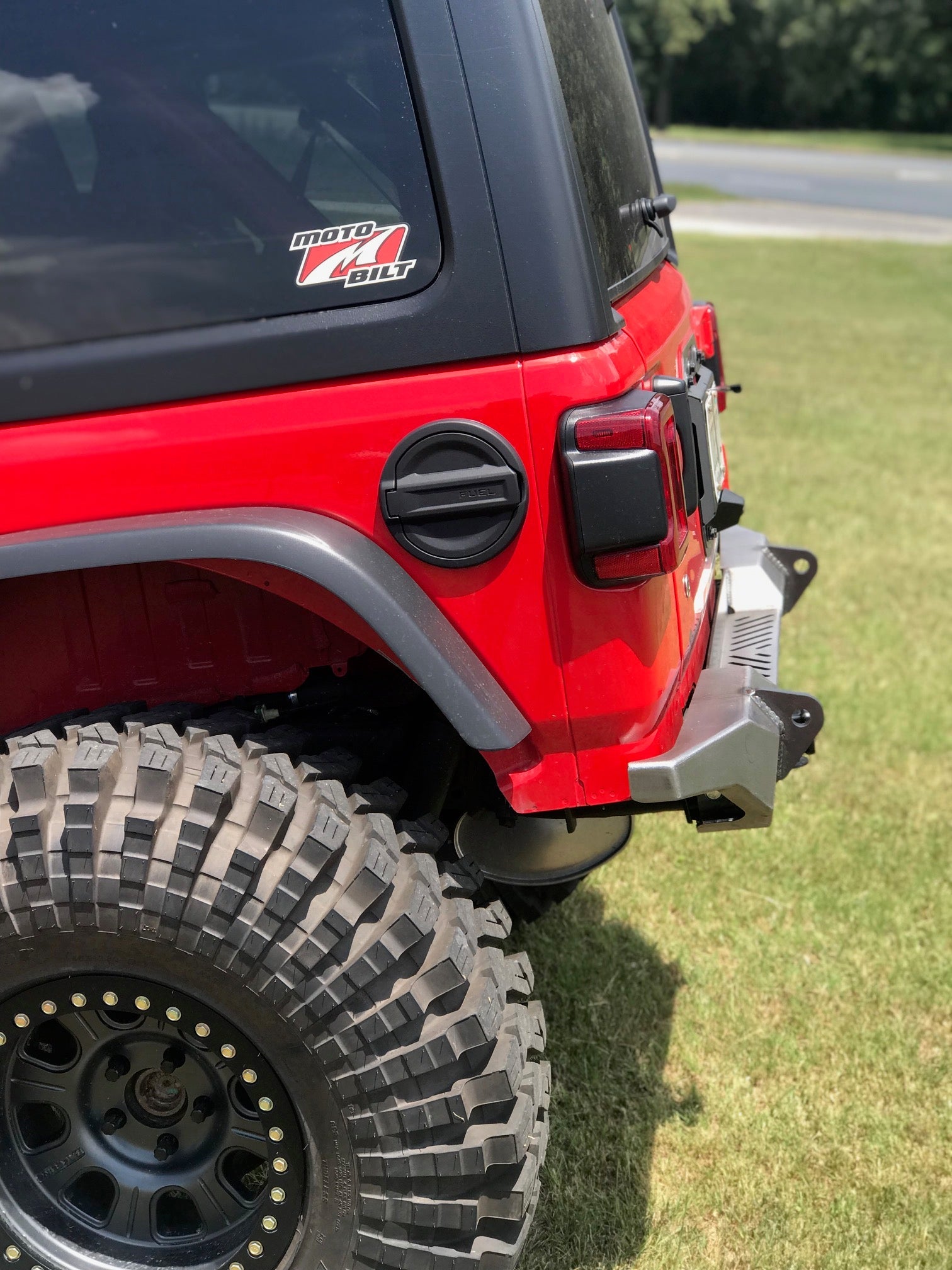 Parachoques trasero Crusher Motobilt para Jeep Wrangler JL con recorte para llanta de repuesto