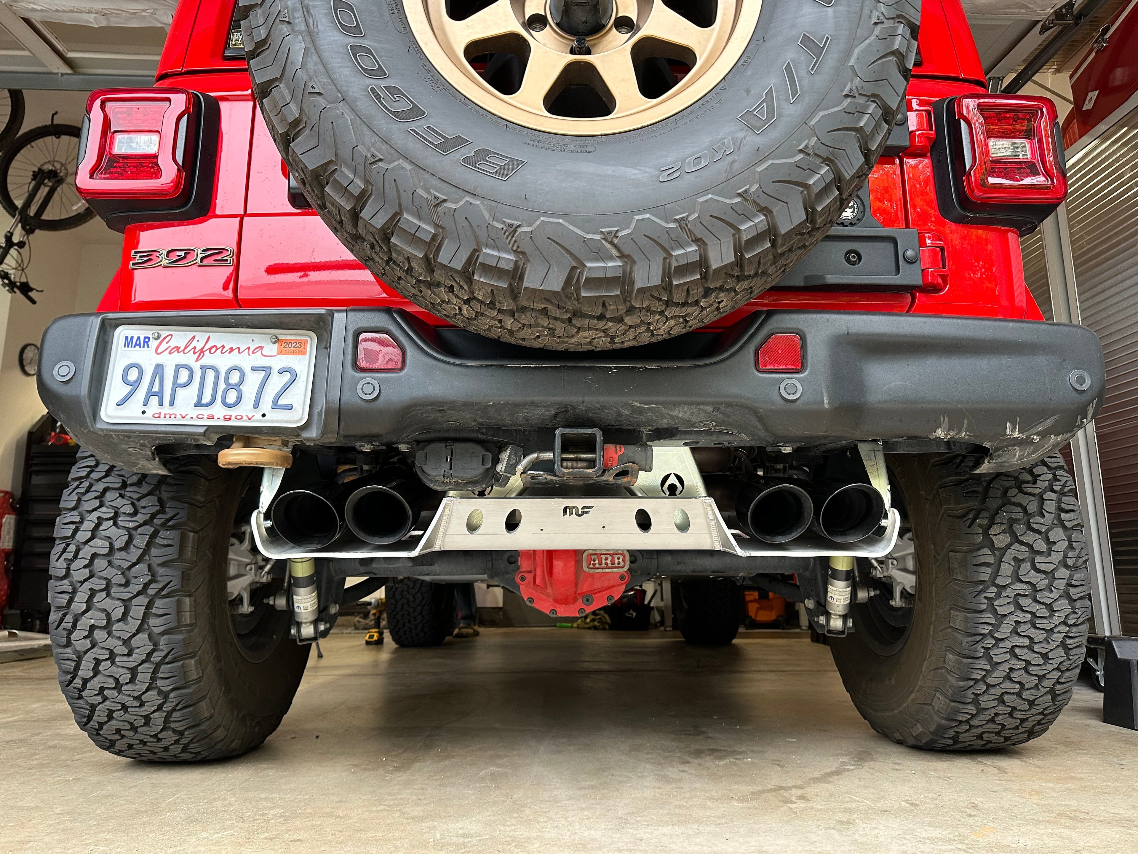 JLU MAGNAFLOW MUFFLER & TIP SKID - 4 puertas 392 HEMI ALUMINIO