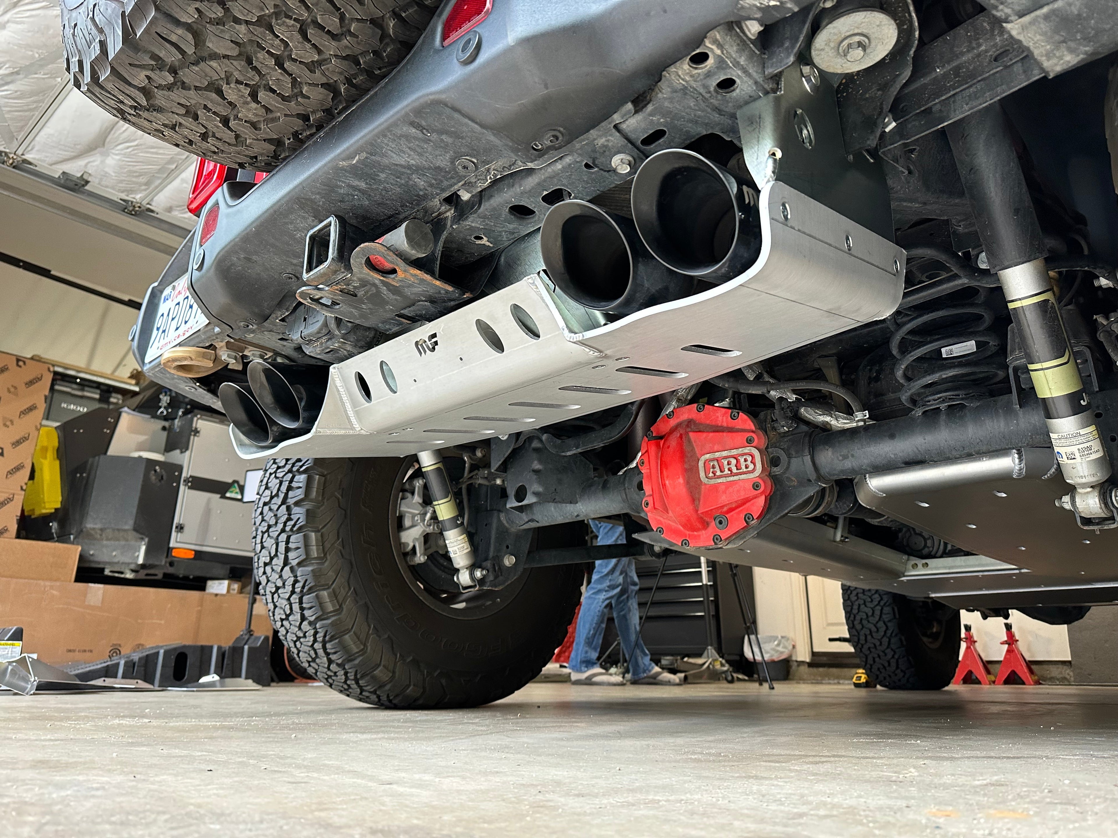 JLU MAGNAFLOW MUFFLER & TIP SKID - 4 puertas 392 HEMI ALUMINIO