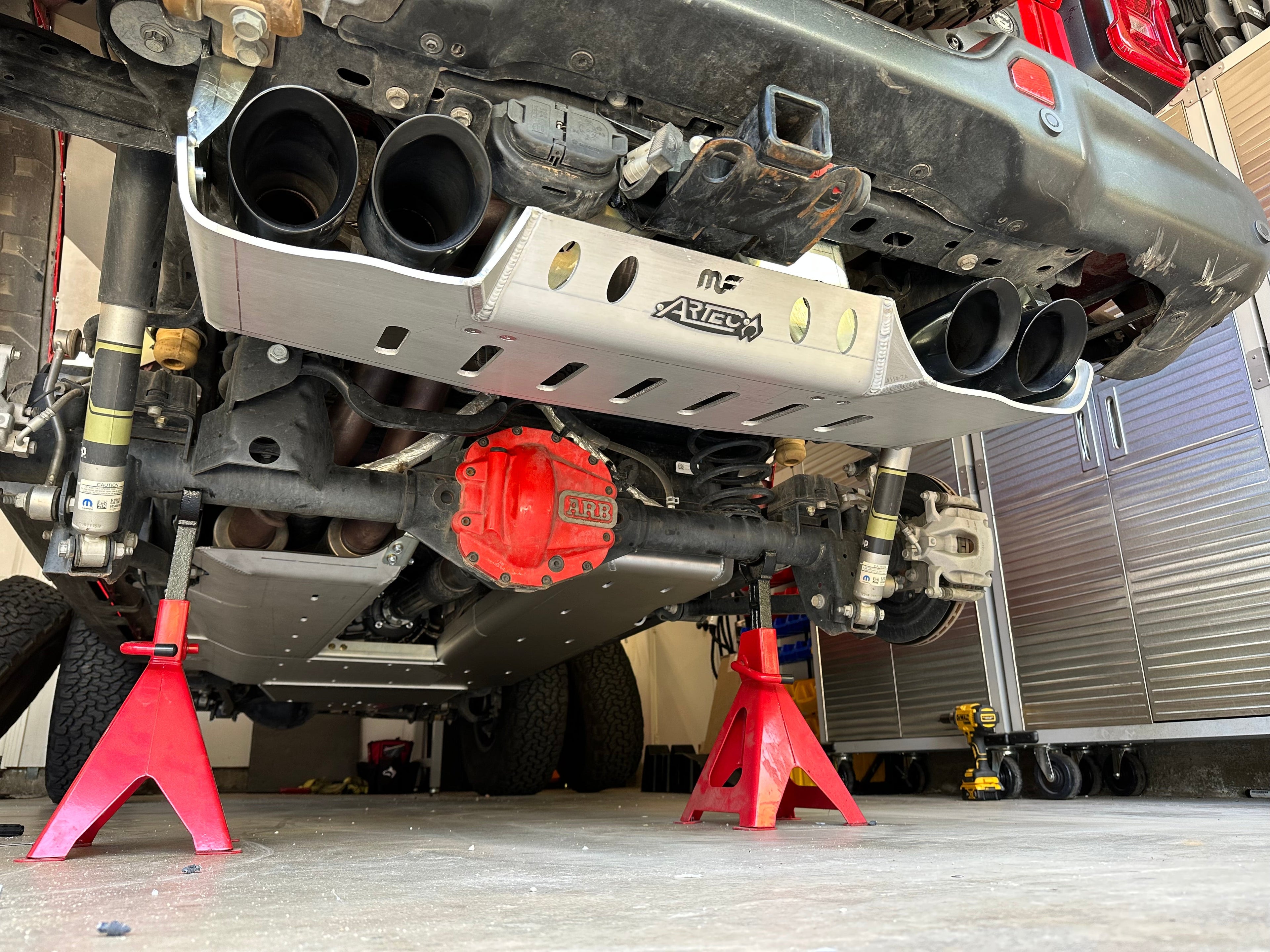 JLU MAGNAFLOW MUFFLER & TIP SKID - 4 puertas 392 HEMI ALUMINIO