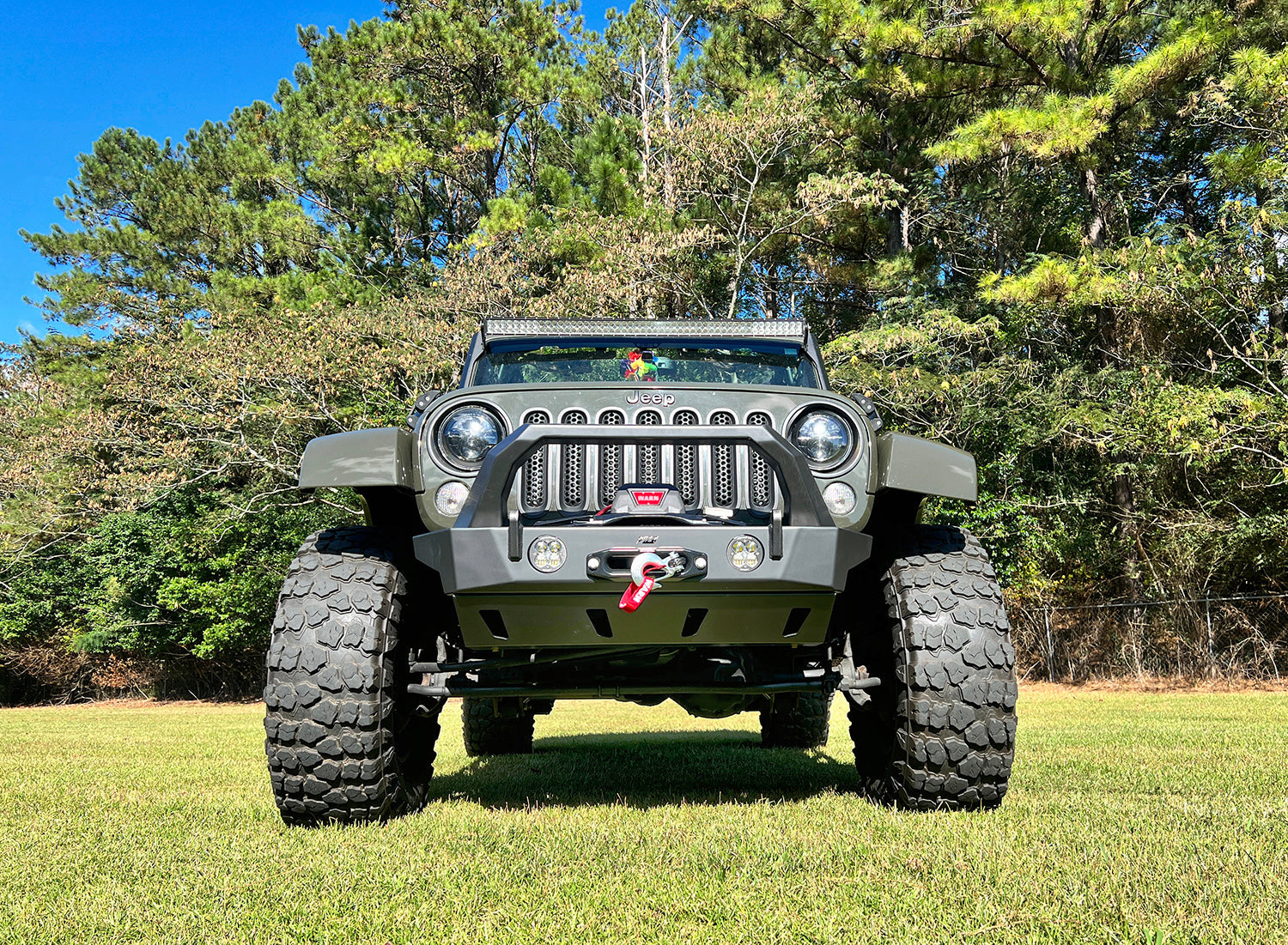 Parachoques delantero Motobilt Jeep Wrangler JK / JKU Crusher HD con barra protectora y placa protectora