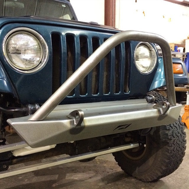 Defensa delantera de ancho medio Motobilt Jeep Wrangler YJ / TJ / LJ con stinger