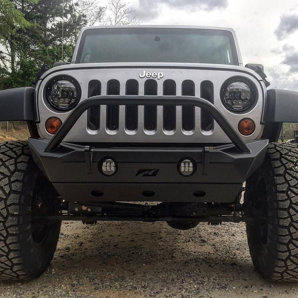Defensa delantera Motobilt Hammer para Jeep Wrangler JK / JKU con stinger y luces antiniebla