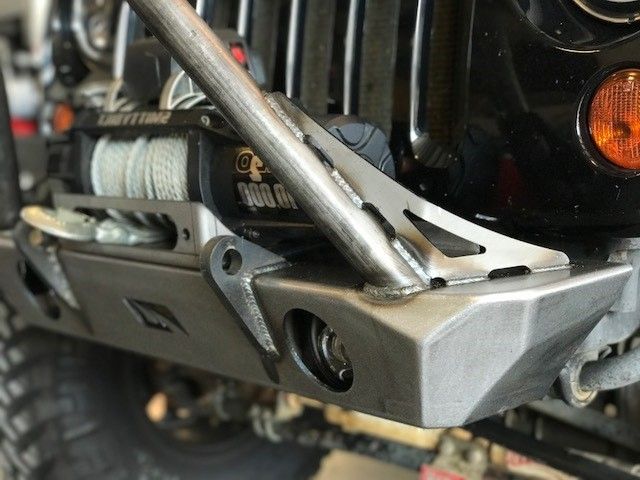 Parachoques delantero Motobilt Jeep Wrangler JK / JKU Hatchet Series con corte de chasis, Stinger y montajes para faros antiniebla