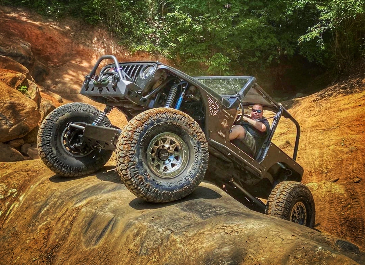 Protectores de balancines para Jeep TJ con estribo tubular y cantoneras recortadas tipo Comp/Stretch