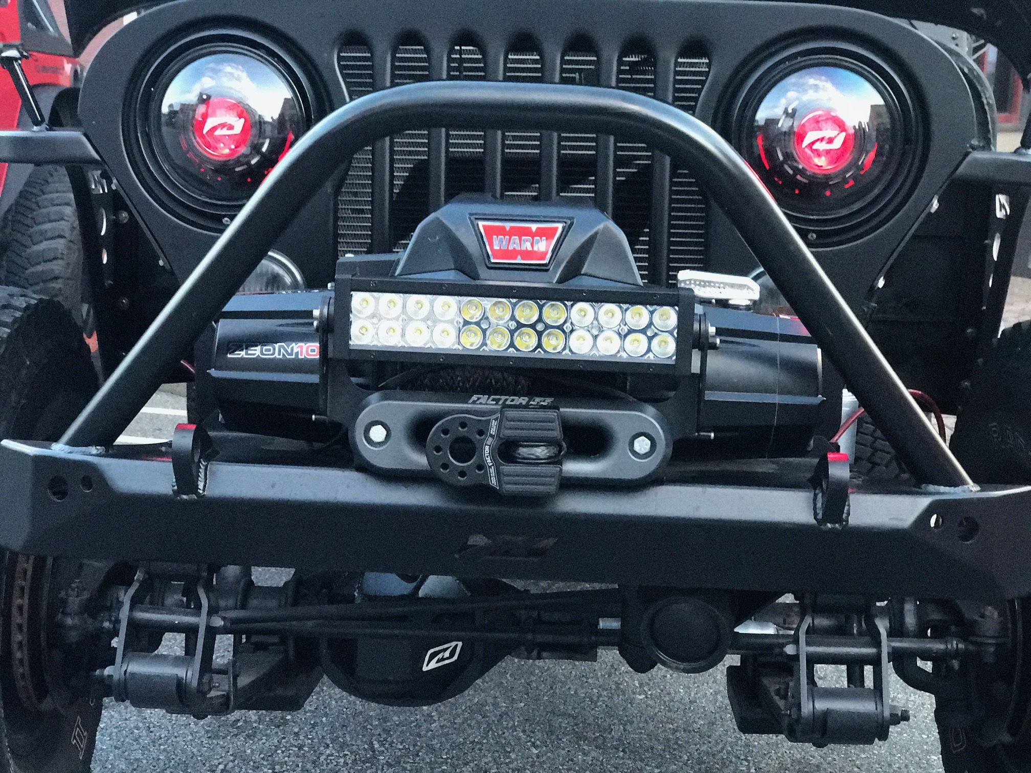 Parachoques delantero de ancho medio Motobilt Jeep CJ con Stinger
