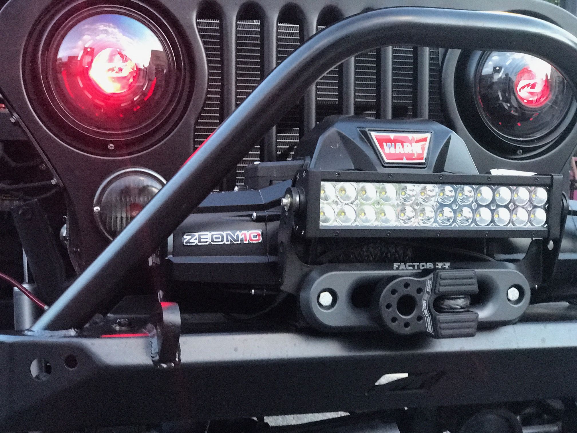 Parachoques delantero de ancho medio Motobilt Jeep CJ con Stinger