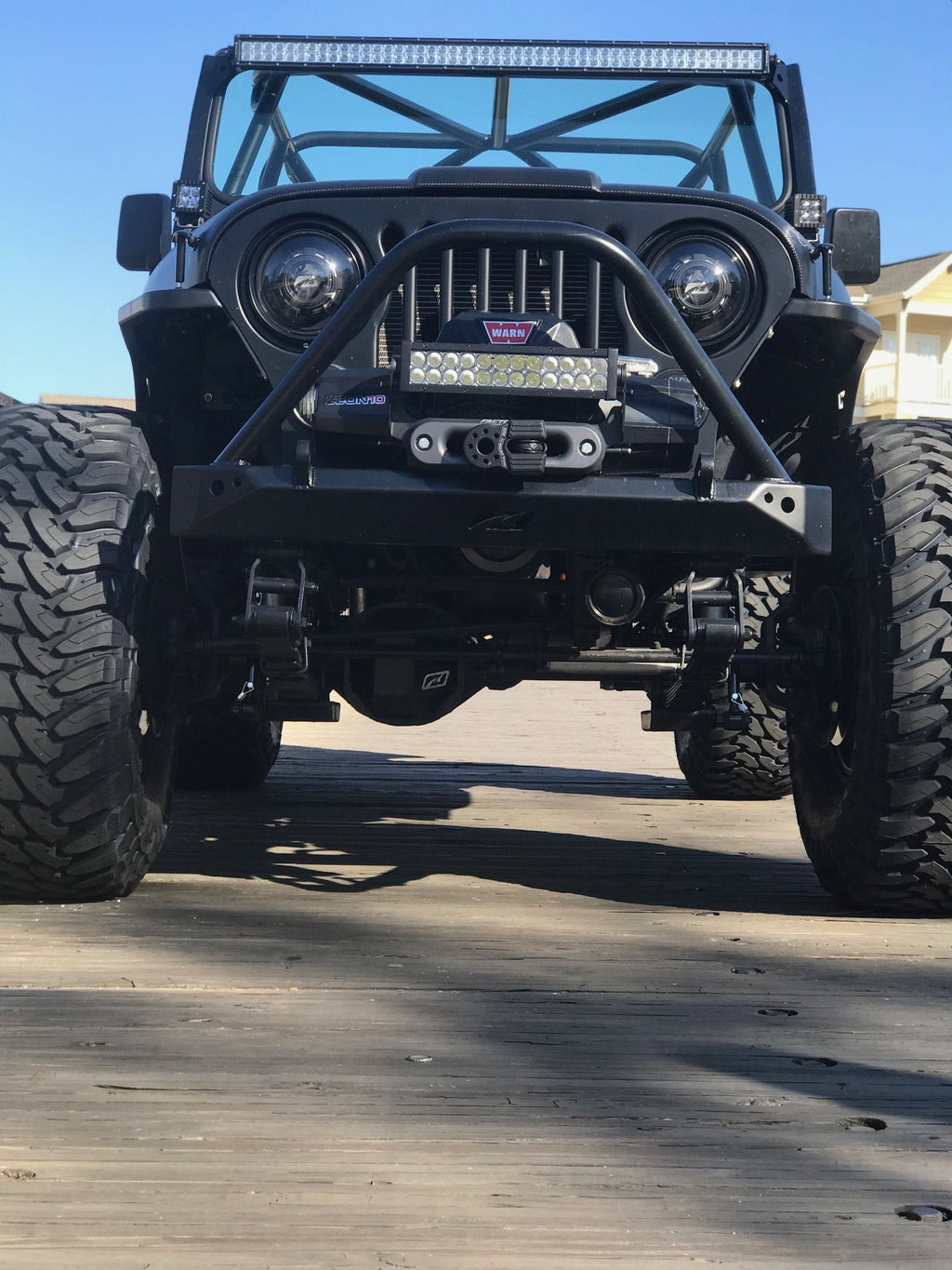 Parachoques delantero de ancho medio Motobilt Jeep CJ con Stinger