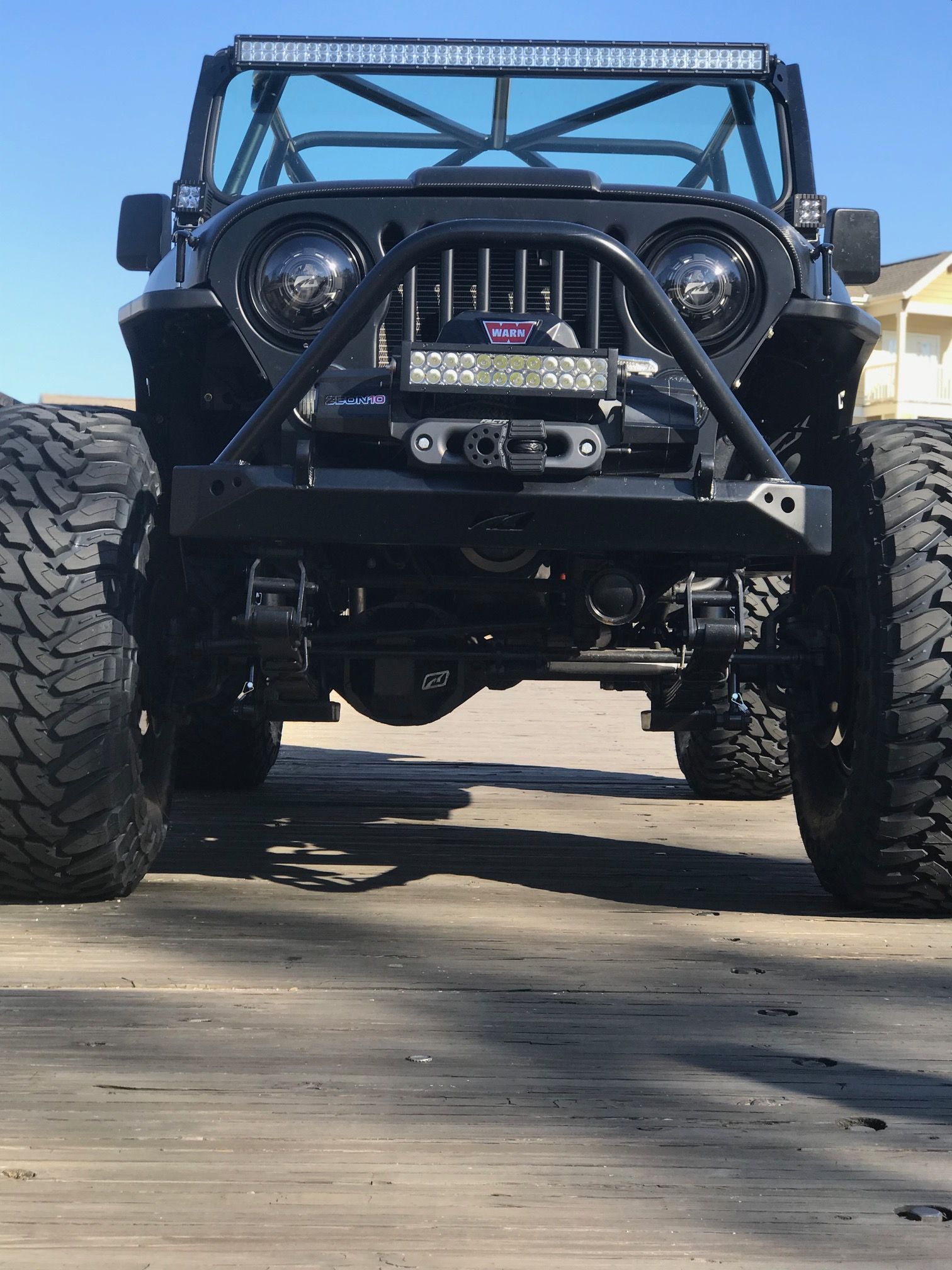 Parachoques delantero de ancho medio Motobilt Jeep CJ con Stinger