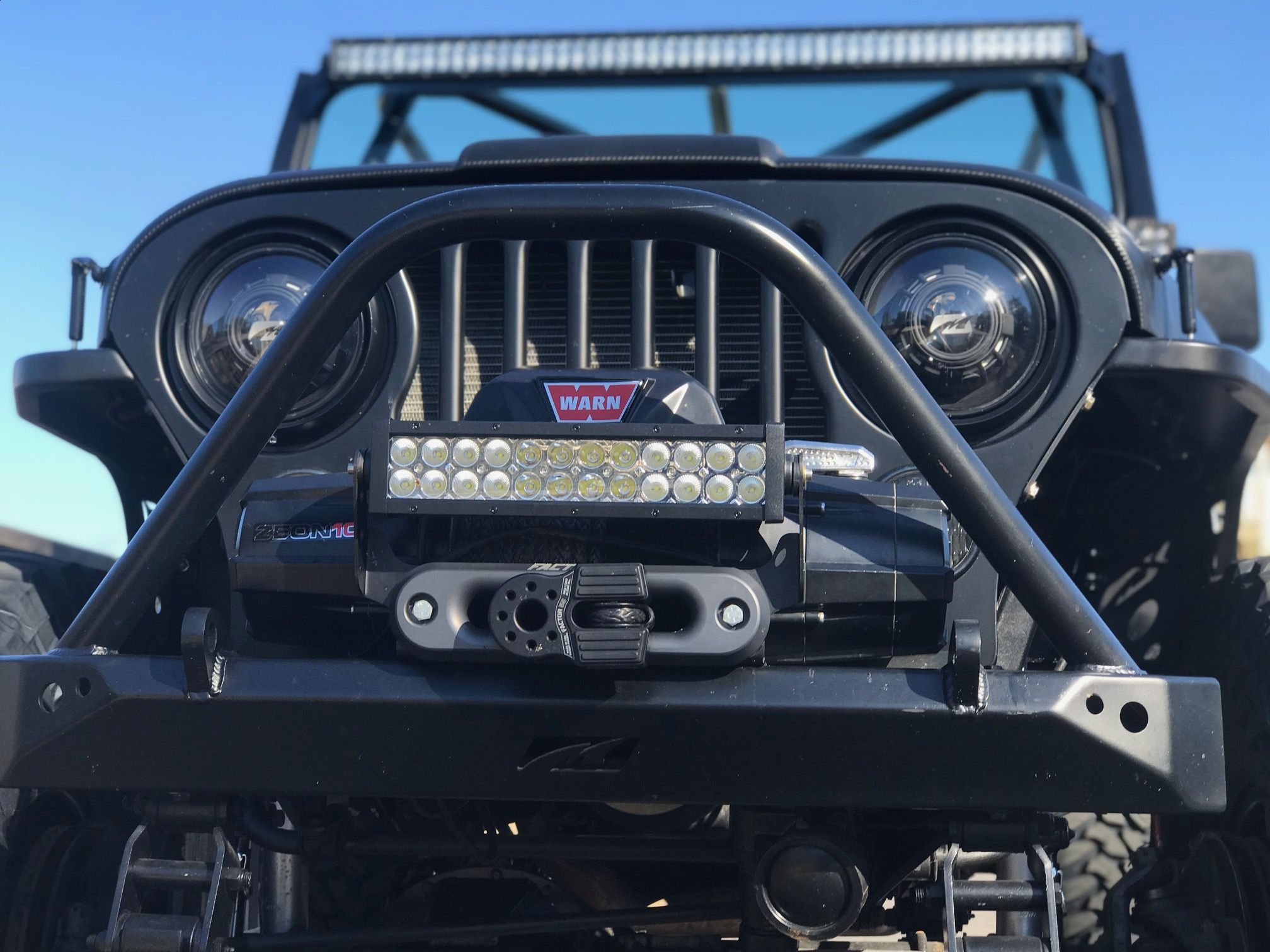 Parachoques delantero de ancho medio Motobilt Jeep CJ con Stinger