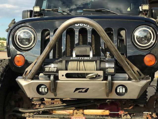 Parachoques delantero Motobilt Jeep Wrangler JK / JKU Hatchet Series con corte de chasis, Stinger y montajes para faros antiniebla
