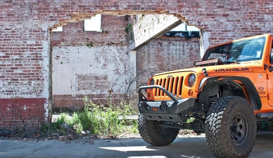 Defensa delantera Motobilt Hammer para Jeep Wrangler JK / JKU con stinger y luces antiniebla